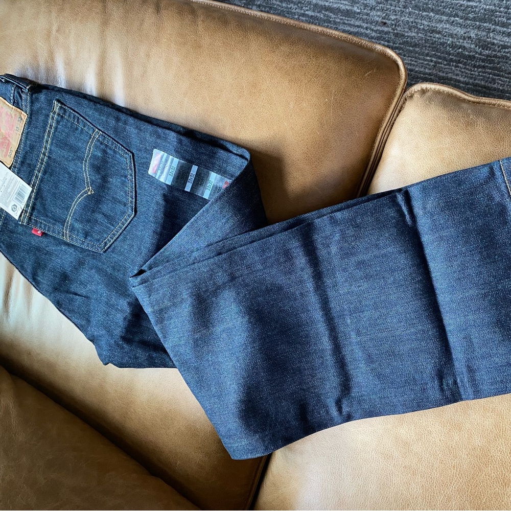 Levi men 33 x 32. 505 straight leg zip fly tags on indigo wash